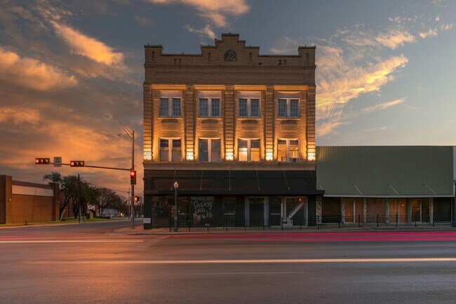Plus de détails pour 100 W Central Ave, Comanche, TX - Commerce de détail à vendre
