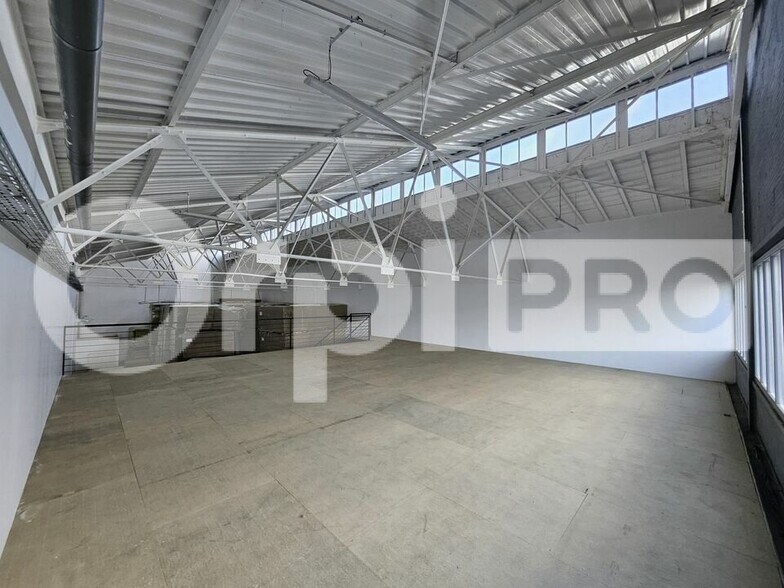 Flex in Reims for lease - Interior Photo - Image 3 of 6