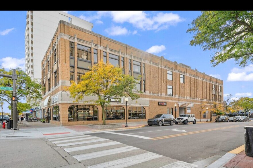 301-303 W 4th St, Royal Oak, MI à louer - Photo du bâtiment - Image 1 de 5