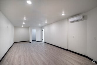 2331 Wirtcrest Ln, Houston, TX for lease Interior Photo- Image 2 of 5