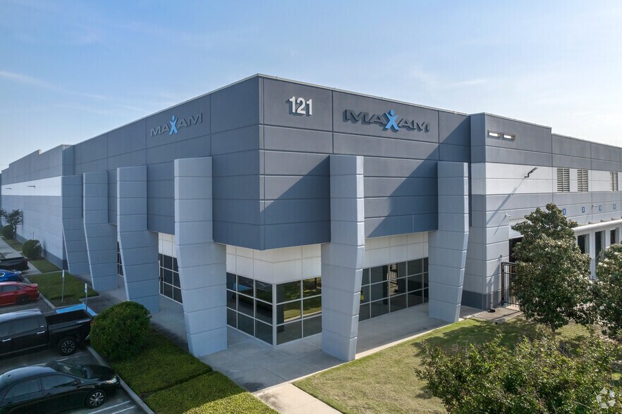 11710 North Freeway, Houston, TX à louer - Photo du bâtiment - Image 2 de 4