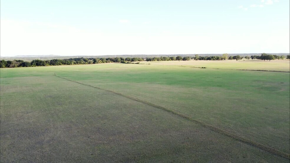 18200 Lower Granbury, Stephenville, TX à vendre - Vidéo sur l’inscription commerciale - Image 2 de 22