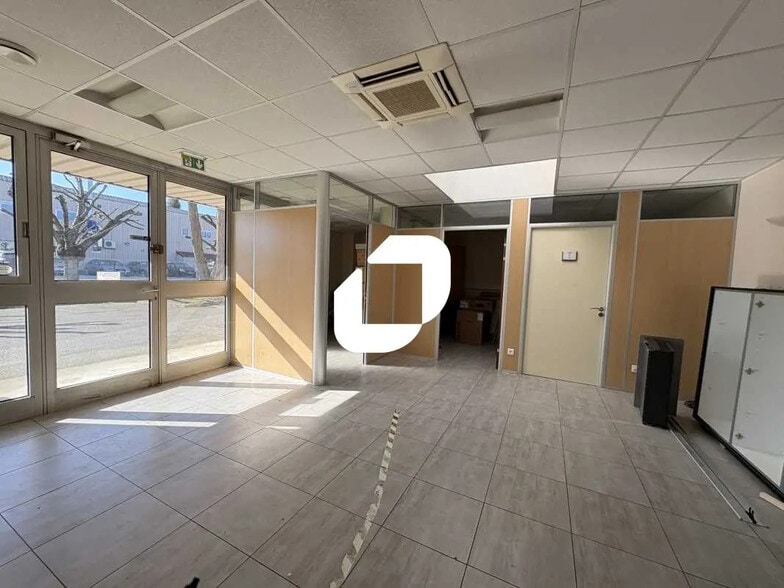 Office in Les Clayes-sous-Bois for lease - Interior Photo - Image 2 of 13