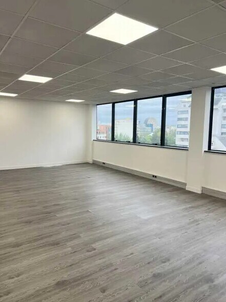 Flex in Noisy-le-Grand for lease - Interior Photo - Image 3 of 7