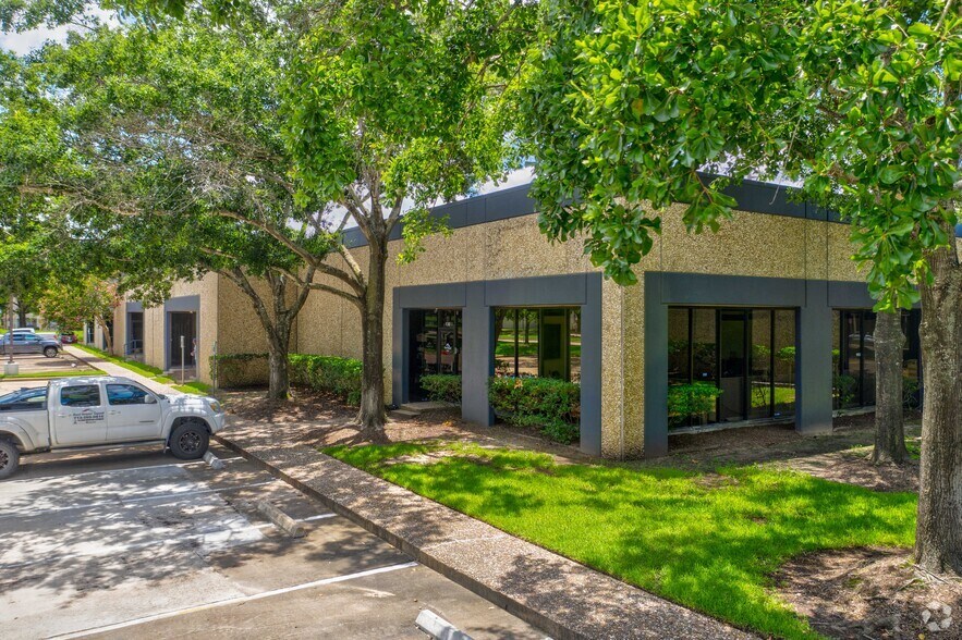 19407 Park Row, Houston, TX à louer - Photo du bâtiment - Image 3 de 11