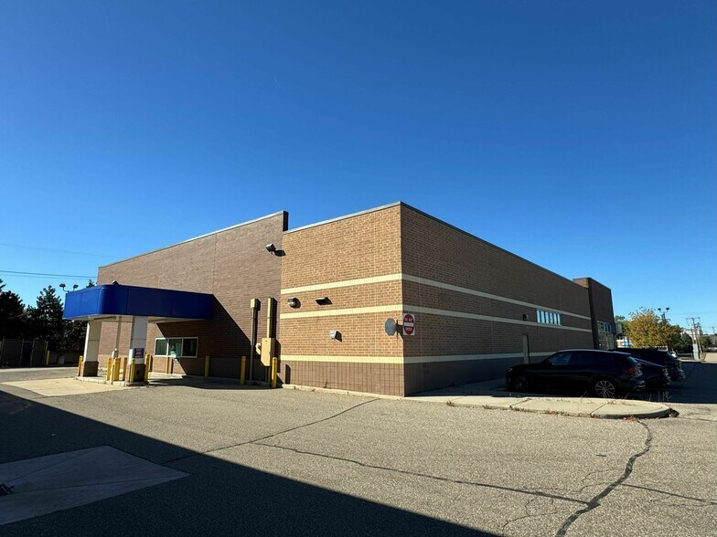 5983 Highland Rd, Waterford, MI à vendre - Photo du bâtiment - Image 2 de 4