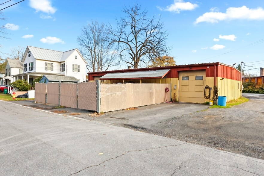 399 Oak St, East Stroudsburg, PA à vendre - Photo du bâtiment - Image 2 de 22