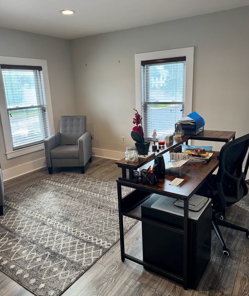 6 N Main St, E Longmeadow, MA à louer - Photo du bâtiment - Image 2 de 5