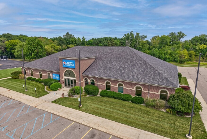 2305 S Center Rd, Burton, MI à vendre - Photo du bâtiment - Image 2 de 59