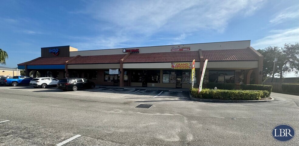 2447 N Wickham Rd, Melbourne, FL à louer - Photo du bâtiment - Image 3 de 5