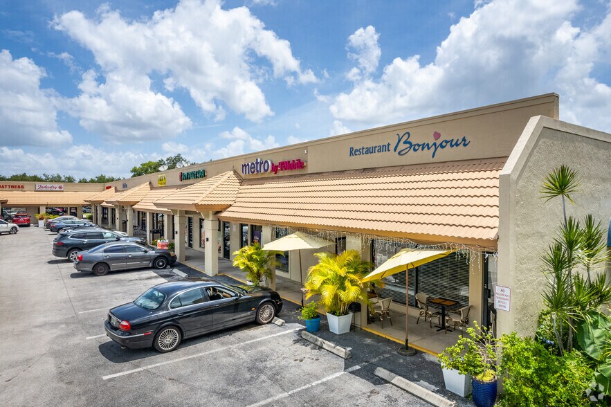 2073-2099 Pine Ridge Rd, Naples, FL à louer - Photo du bâtiment - Image 1 de 13