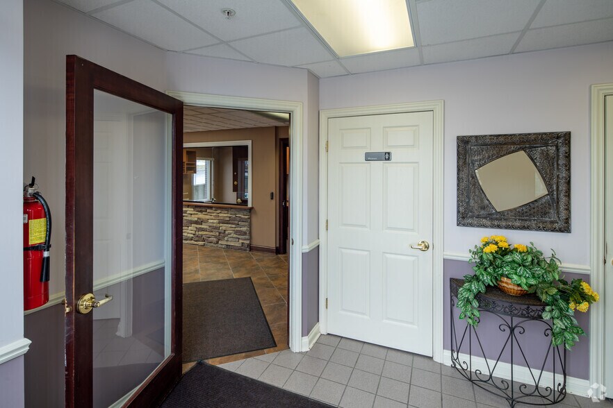 4205 Charlar Dr, Holt, MI à vendre - Hall d’entrée - Image 2 de 54