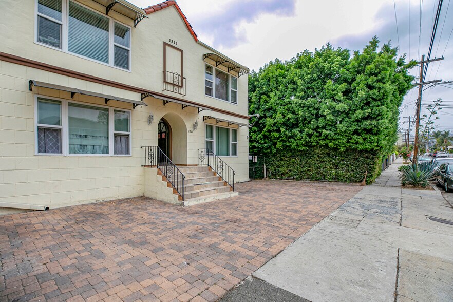 1211 N Kenmore Ave, Los Angeles, CA à vendre - Photo du bâtiment - Image 3 de 22