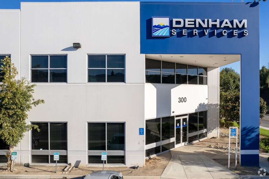 300 El Sobrante, Corona, CA à louer - Photo du bâtiment - Image 2 de 7