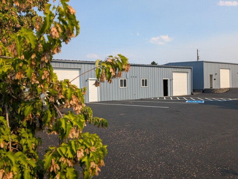 246 SE Franklin, Redmond, OR for lease - Building Photo - Image 3 of 13