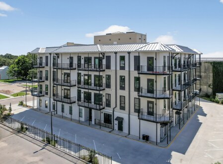 124 Court St, Bay Saint Louis, MS à vendre - Photo principale - Image 1 de 1