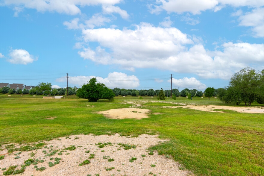 23461 FM 150 #2, Driftwood, TX à vendre - Photo du bâtiment - Image 3 de 25