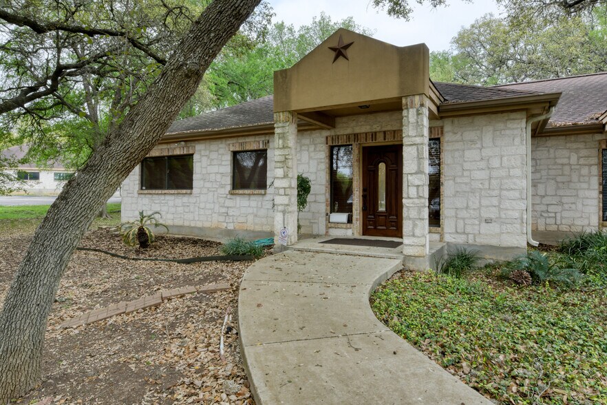 19365 FM 2252, Garden Ridge, TX à louer - Photo du bâtiment - Image 2 de 27