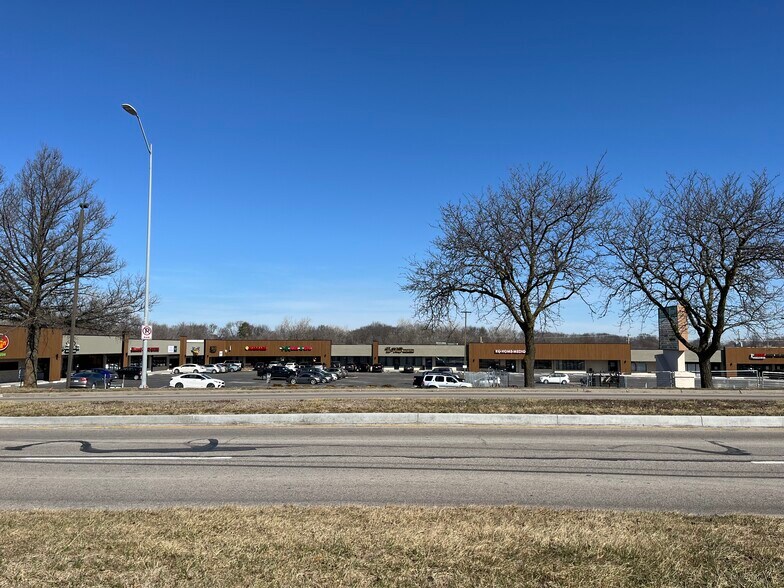 200-260 NE Barry Rd, Kansas City, MO à louer - Photo du bâtiment - Image 2 de 2