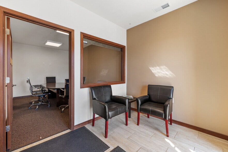 122 Wisconsin St, West Bend, WI à louer - Hall d’entrée - Image 3 de 24