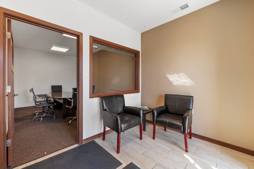 122 Wisconsin St, West Bend, WI for lease - Lobby - Image 3 of 24