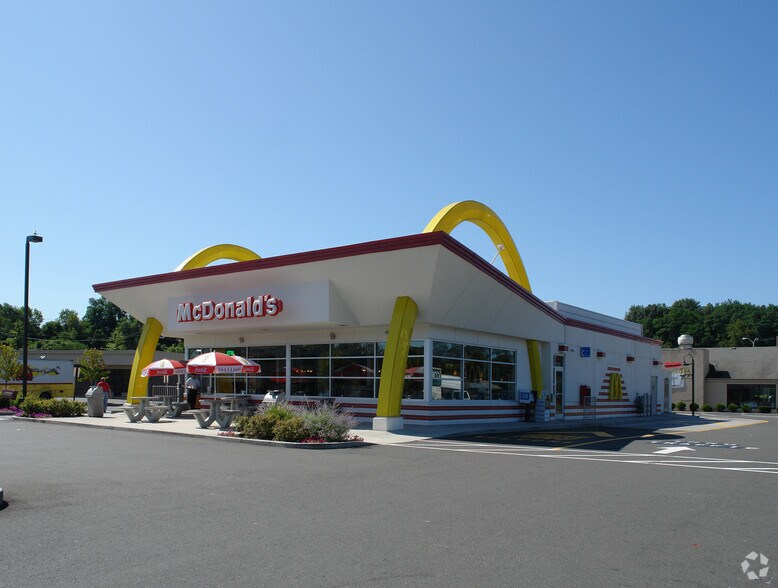 67 Newtown Rd, Danbury, CT à louer - Photo principale - Image 3 de 4