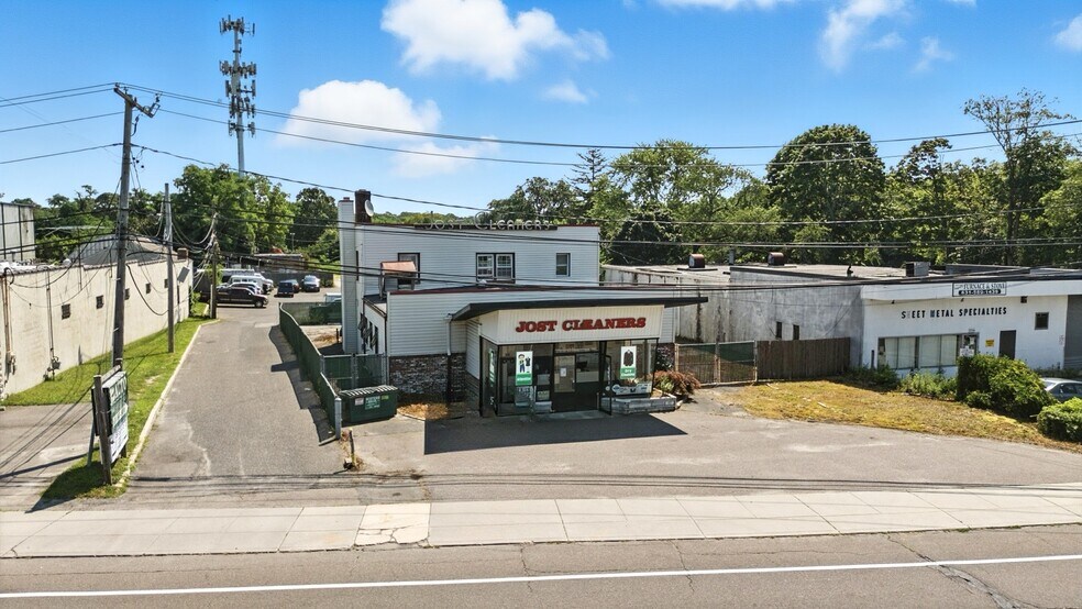 230 N Main St, Sayville, NY à vendre - Photo du bâtiment - Image 3 de 19