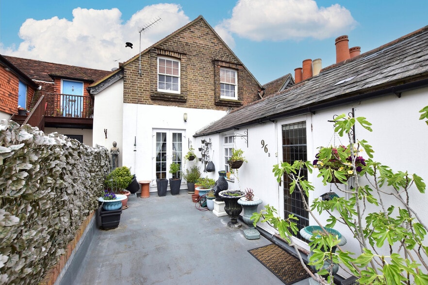 96 Guildford St, Chertsey for sale - Building Photo - Image 3 of 4
