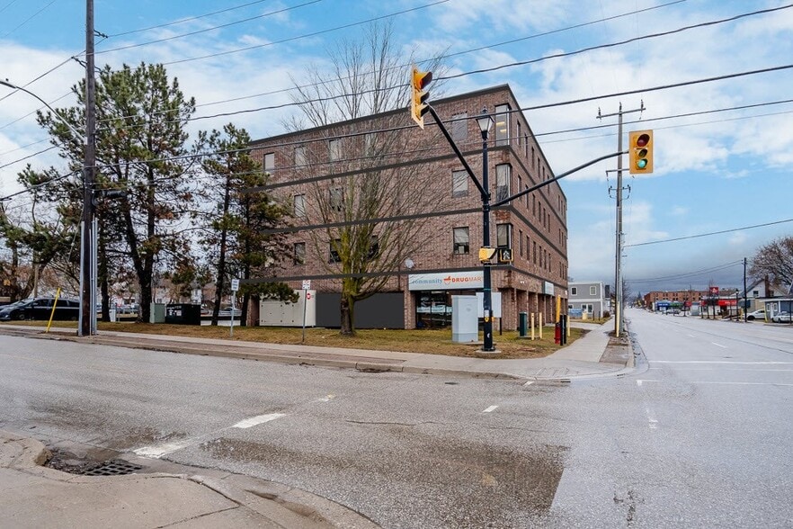 100 Colborne St, Orillia, ON à vendre - Photo du bâtiment - Image 1 de 8