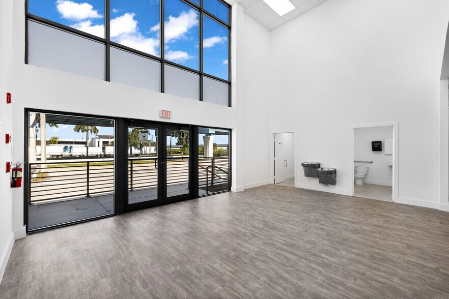 6960 NW 25th St, Miami, FL à louer - Photo intérieure - Image 2 de 9