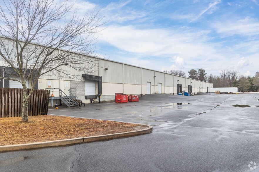 323 Fairfield Rd, Freehold, NJ for lease - Building Photo - Image 3 of 5