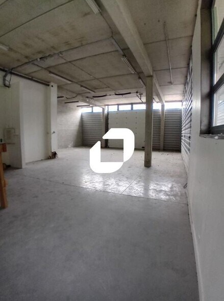 Flex in Croissy-Beaubourg for lease - Interior Photo - Image 3 of 5