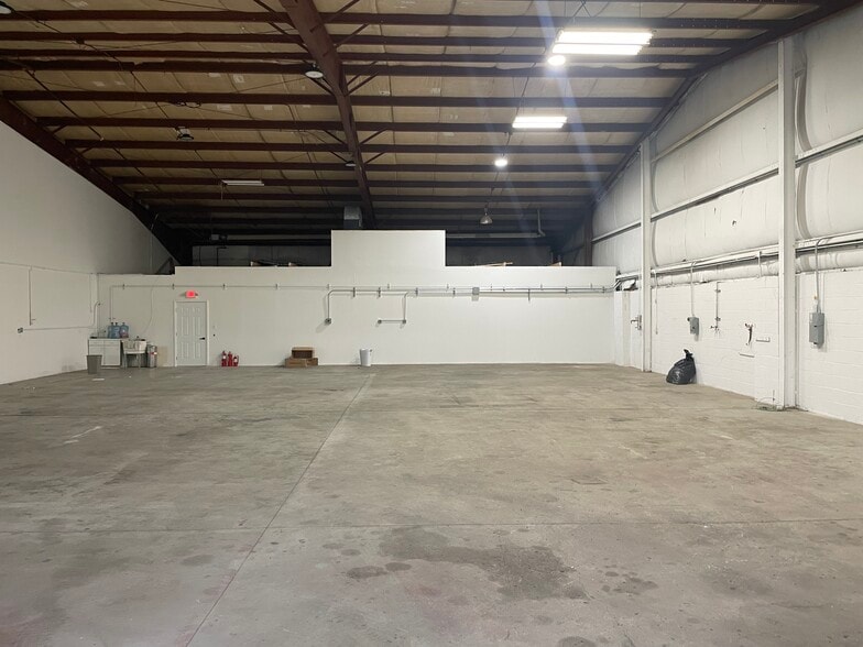 10809-10823 Plaza Dr, Whitmore Lake, MI à louer - Photo du bâtiment - Image 3 de 3