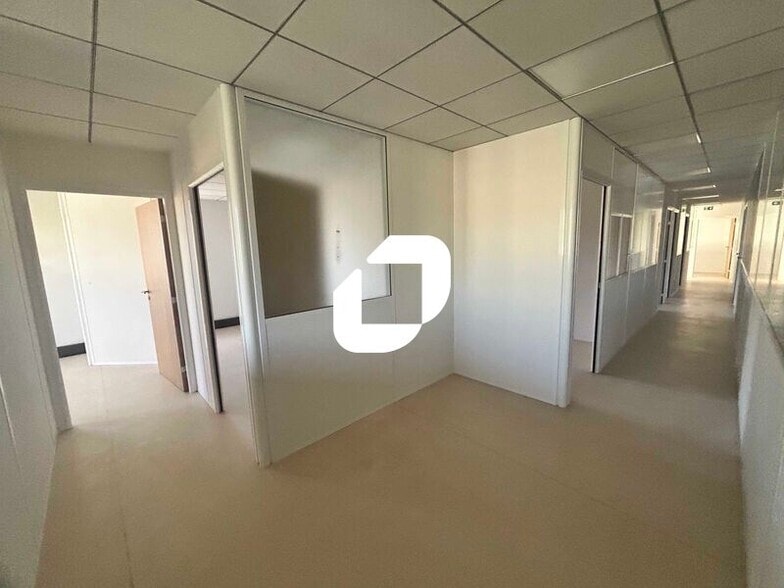 Office in Argenteuil for lease - Interior Photo - Image 1 of 9
