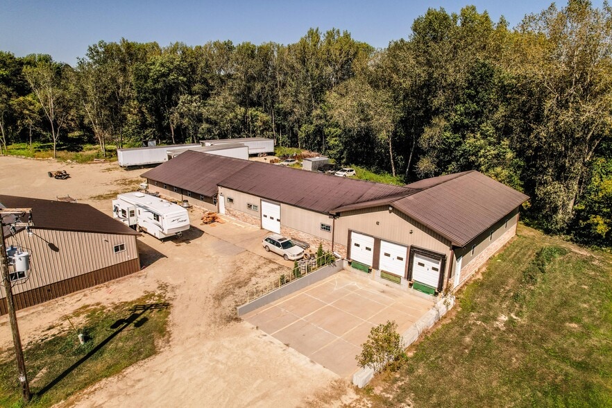 145 Railroad Ave, Ellsworth, WI à louer - Photo du bâtiment - Image 2 de 33