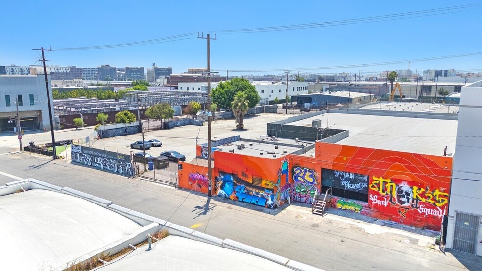 527 Colyton St, Los Angeles, CA à vendre - Photo du bâtiment - Image 3 de 9