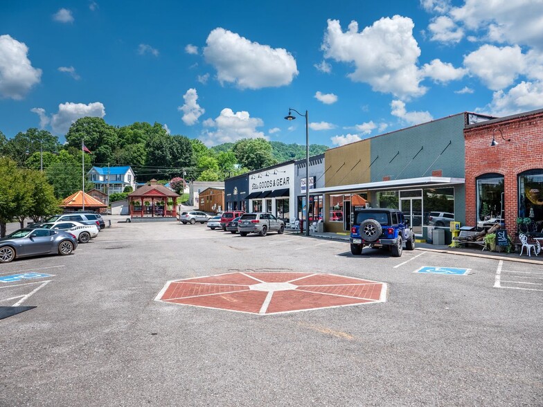 1 Cherohala Skwy, Tellico Plains, TN à vendre - Photo du bâtiment - Image 3 de 10
