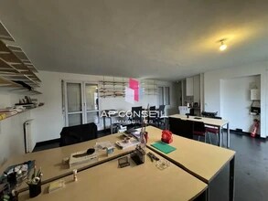 Office in Versailles for lease Interior Photo- Image 2 of 3