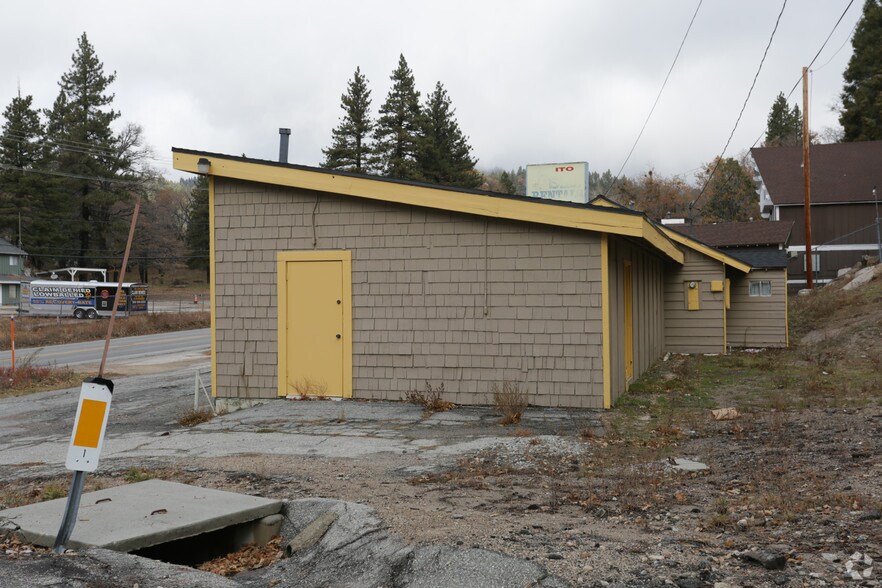 32855 Hilltop, Big Bear City, CA à louer - Photo du bâtiment - Image 2 de 2