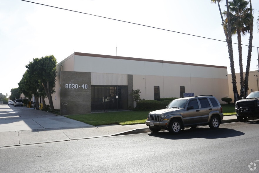 8030-8040 Deering Ave, Canoga Park, CA à louer - Photo du bâtiment - Image 3 de 3
