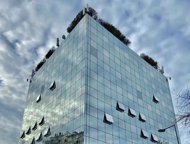 Office in Villeurbanne for sale - Building Photo - Image 1 of 17