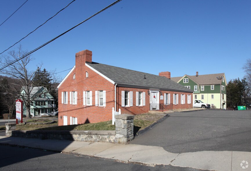 1127 W Main St, Waterbury, CT à louer - Photo du bâtiment - Image 2 de 2