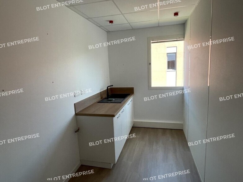 Office in Saint-Grégoire for lease - Interior Photo - Image 2 of 10
