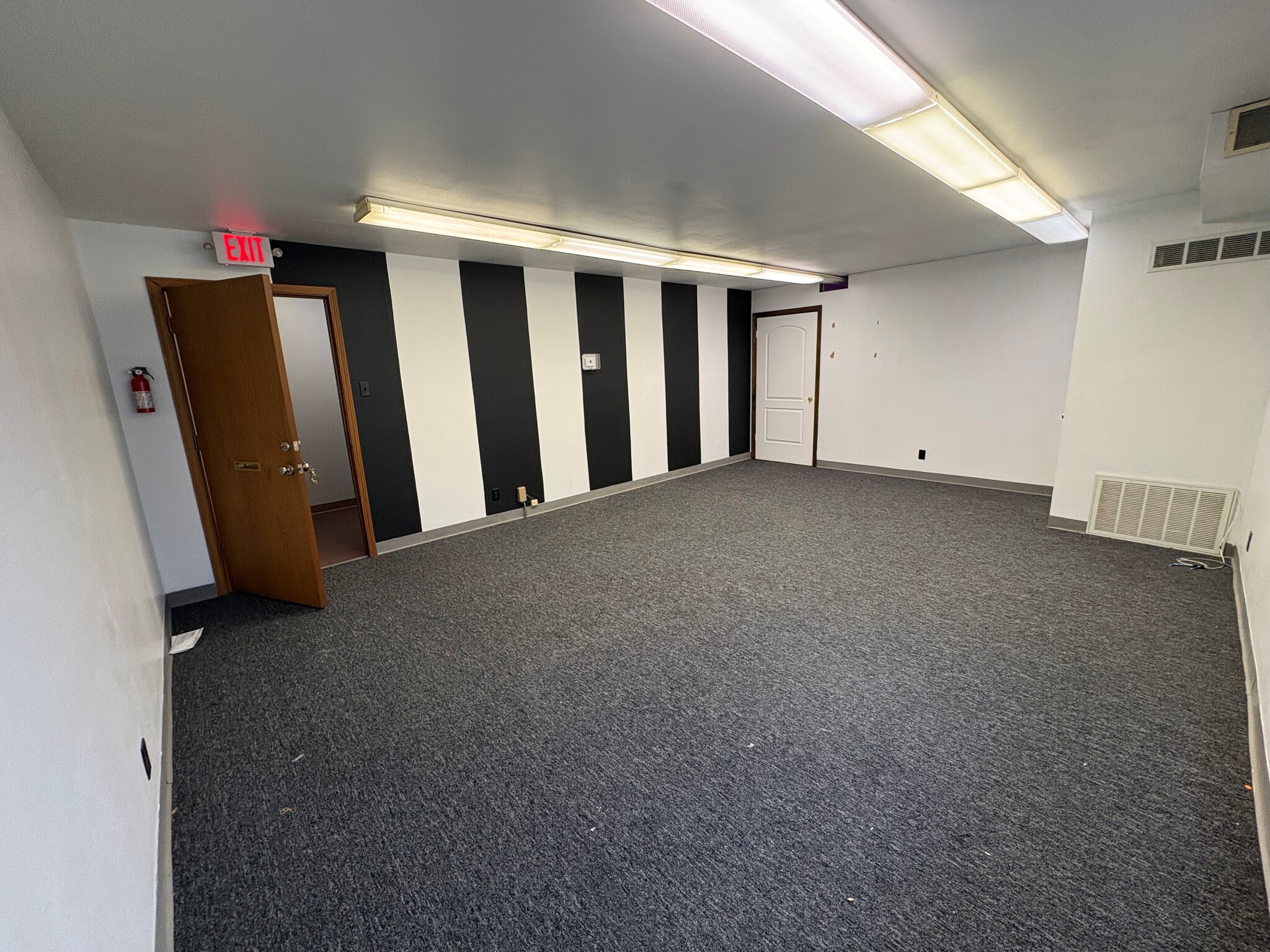 3145-3159 Fee Fee Rd, Bridgeton, MO for lease Interior Photo- Image 1 of 2