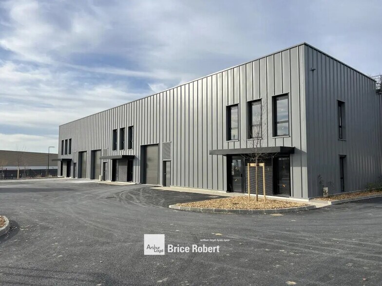 239 Rue Michel Girer, Mionnay à louer - Photo du bâtiment - Image 1 de 6