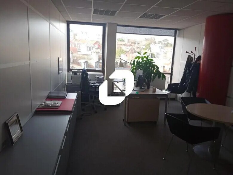 Office in Saint-Cloud for lease - Interior Photo - Image 2 of 6