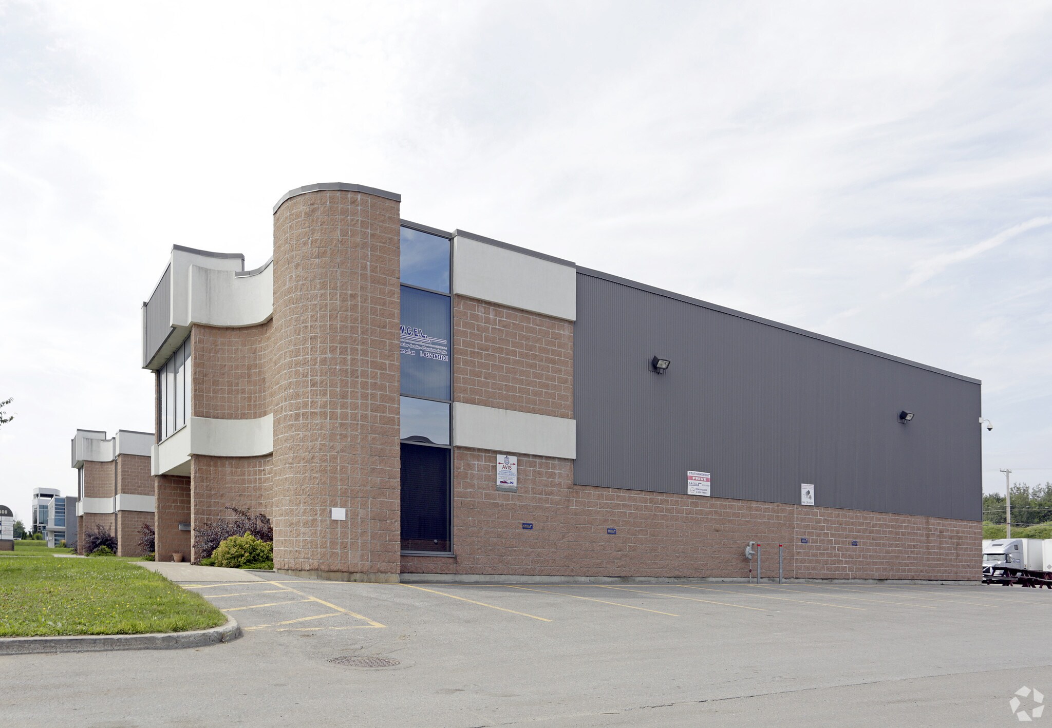 2500 Boul des Entreprises, Terrebonne, QC à louer Photo du bâtiment- Image 1 de 3