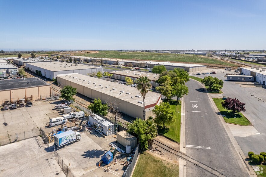 5401 Warehouse Way, Sacramento, CA à louer - Photo du bâtiment - Image 2 de 4