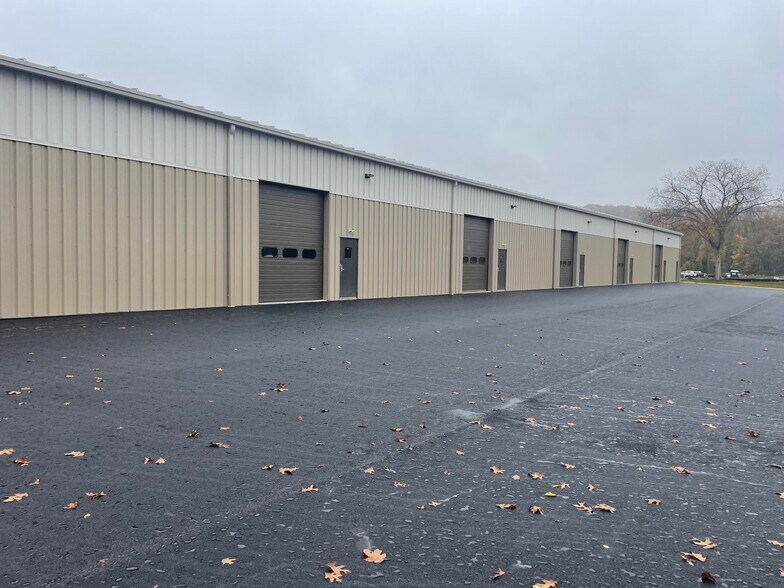 18 Francis J Clarke Cir, Bethel, Ct, Bethel, CT à louer - Photo du bâtiment - Image 2 de 5