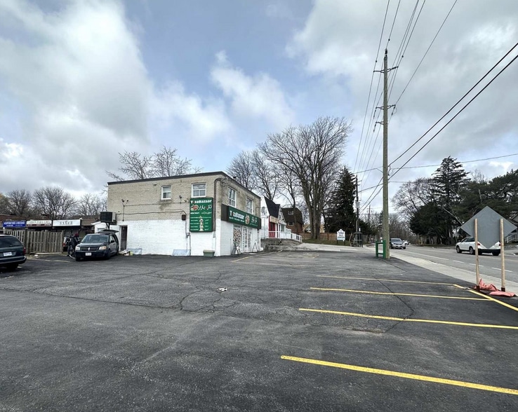 136-140 Henderson Ave portfolio of 2 properties for sale on LoopNet.ca - Building Photo - Image 2 of 12